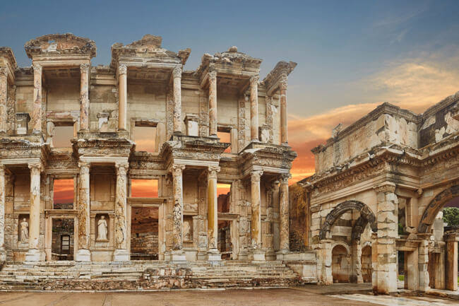 Antik Çağ'ın Tozlu Rafları:  Pergamon ve Celsus Kütüphaneleri