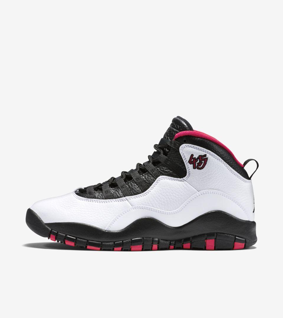 Aankoop >nike air jordan 10 Grote uitverkoop – OFF 60%” style=”width: 500px;”></p>



<p>ซึ่งข่าวการประกาศเลิกเล่นของ จอร์แดน นี้เองที่ได้ส่งผลกระทบเป็นวงการ และหนึ่งในผู้ที่ได้รับผลกระทบไปด้วยนั่นก็คือ บริษัทที่นำเขามาเป็นพรีเซ็นเตอร์ของรองเท้าอย่าง Nike นั่นเอง มันเลยทำให้ Nike ตัดสินใจที่จะยุติบทบาทของรองเท้าระดับตำนานลง โดยพวกเขาจะทำ <strong>Air Jordan</strong> รุ่นที่ 10 เป็นรุ่นรสุดท้าย ก่อนที่จะให้ผู้ที่มีส่วนเกี่ยวข้องในกระบวนการต่าง ๆ หันเหไปทำอย่างอื่น แต่ทว่า หนึ่งในดีไซเนอร์ที่อยู่กับรองเท้ารุ่นนี้ตั้งแต่ Gen ที่ 3 อย่าง ทิงเกอร์ ฮาตฟิลด์ ไม่ได้คิดแบบนั้น</p>



<h2 class=