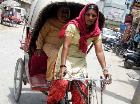 पंजाब के मुक्तसर की रहने वाली जिंदर कौर। घर चलाने के लिए रिक्शा चलाती हैं। इस महिला के साहस और हौसले को सलाम।    वाट्सऐप पर इस महिला की तस्वीर देखकर एक पंजाबी एनआरआई ने 600 डॉलर भेजे।    पढ़िए, पूरी स्टोरी: http://goo.gl/xz4Rmy