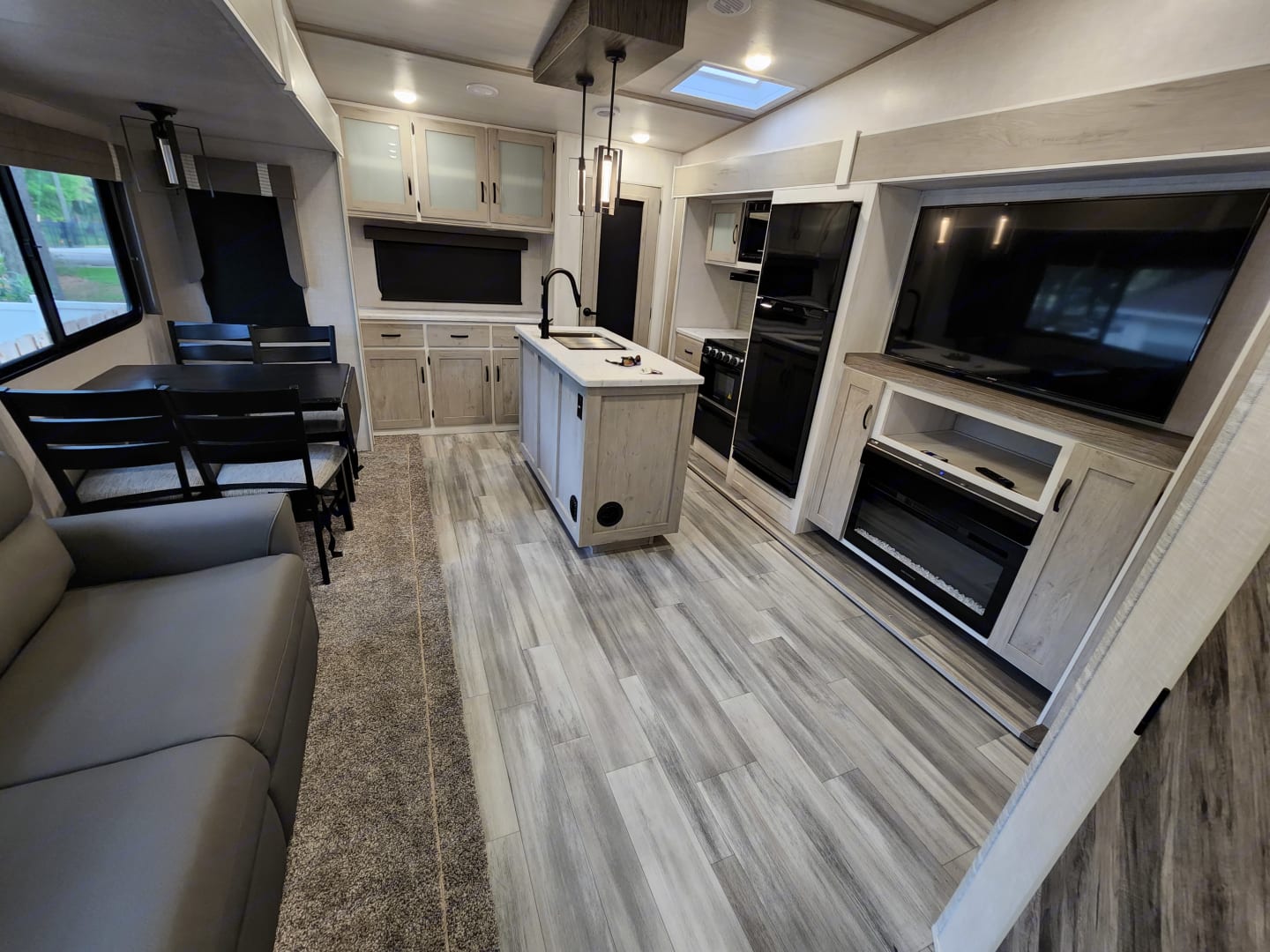 Fifth-wheel RV for rent in Florida