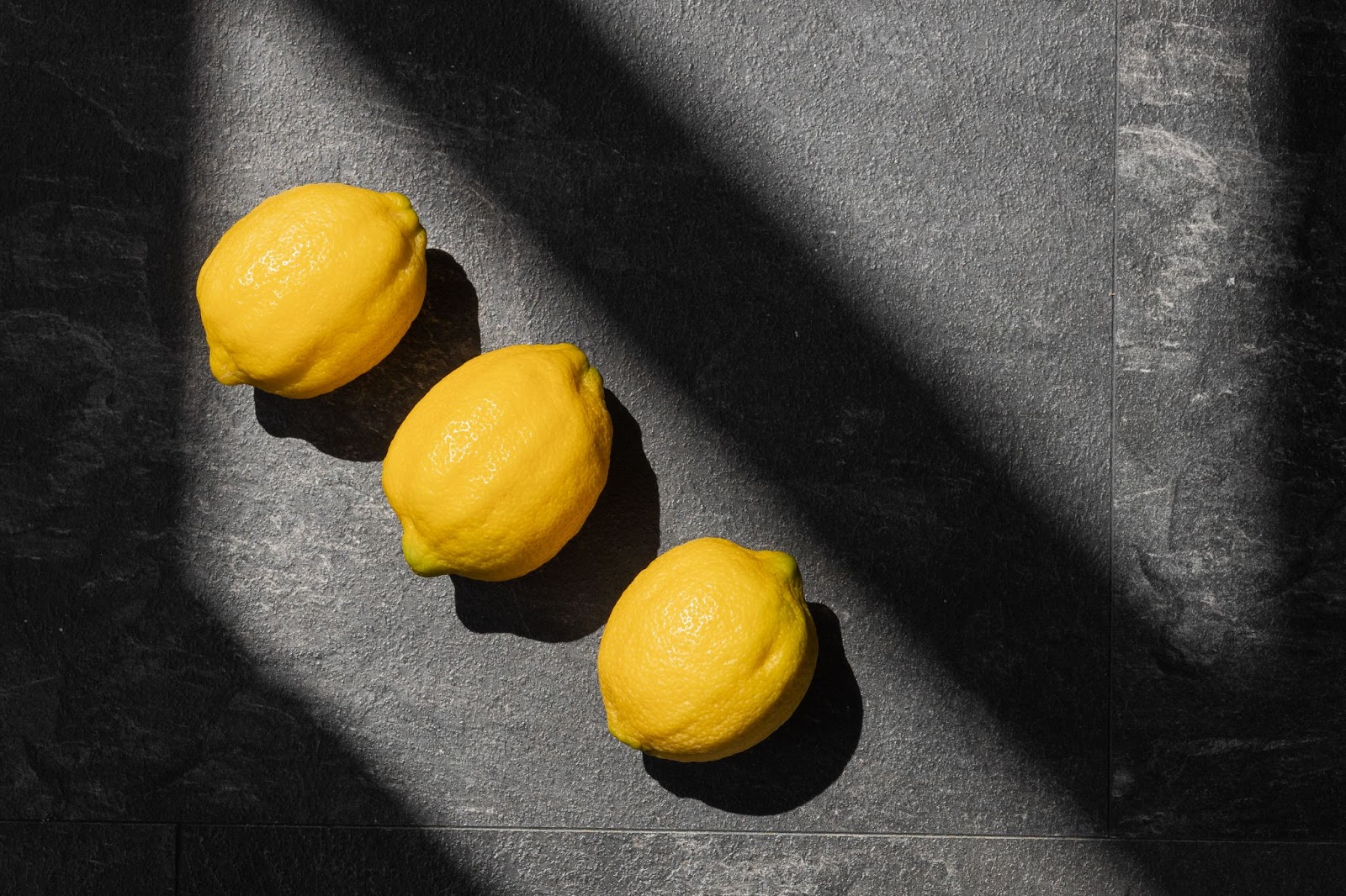 healthy-food-lemon-dark-background-top-view