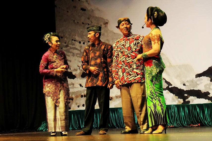 https://www.indonesiakaya.com/uploads/_images_gallery/3__Pertunjukan_ludruk_biasa_mengangkat_tema_kehidupan_sehari-hari_dan_kisah_perjuangan.jpg