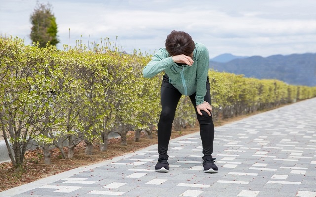 運動する女性