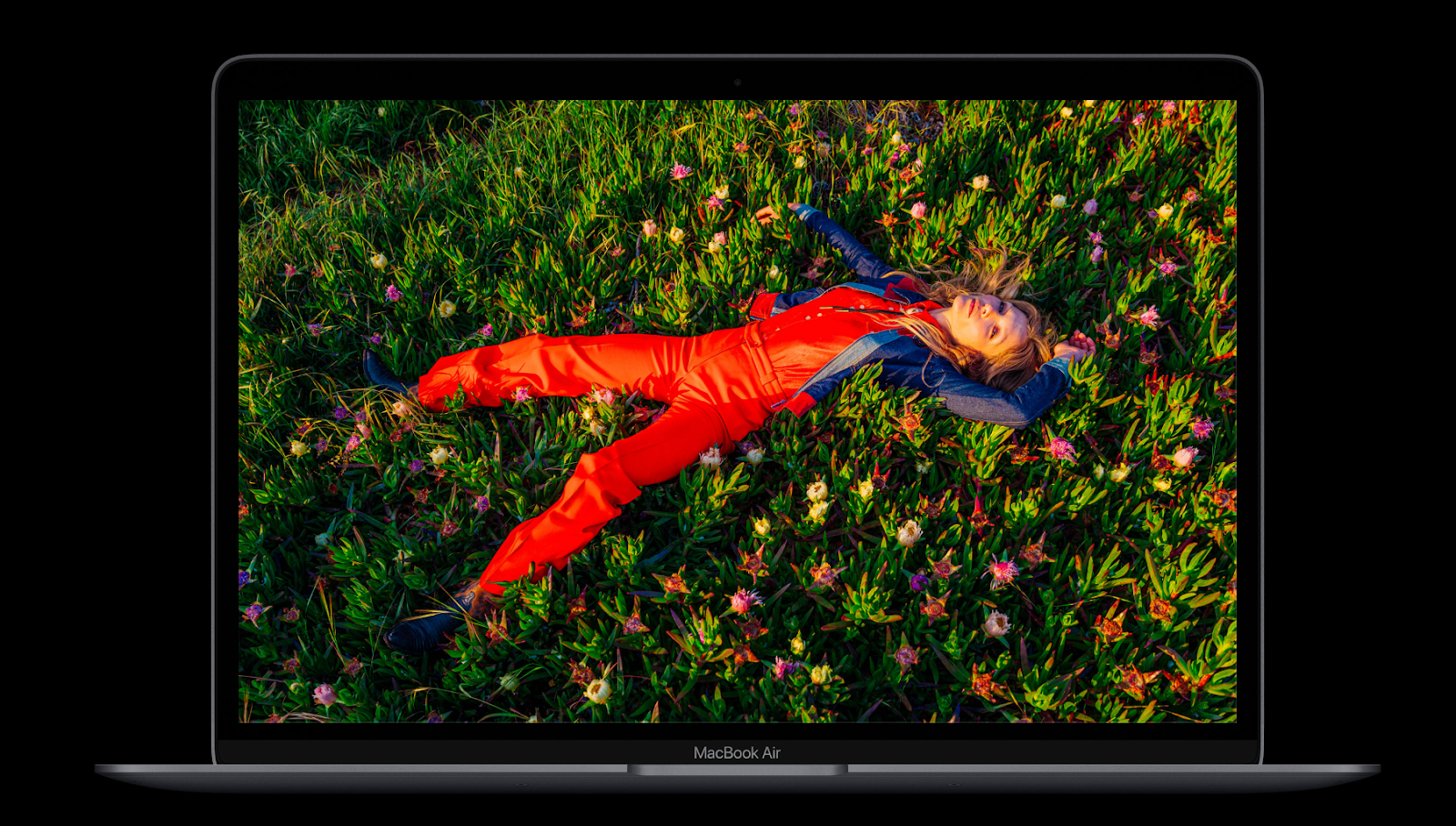 Màn hình MacBook Air M1 hiển thị hình ảnh sống động như thật.