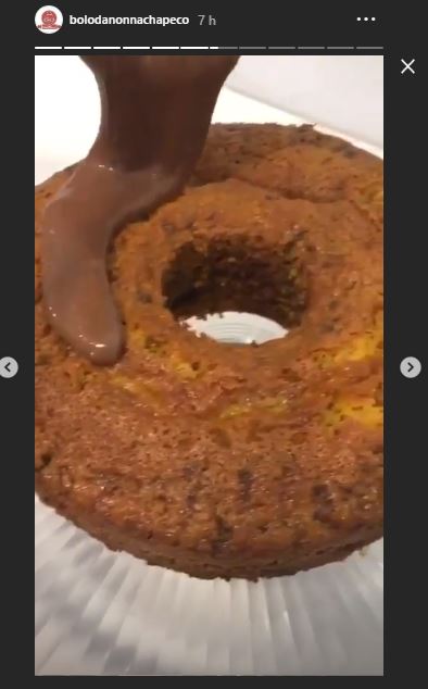 Imagem de um instagram stories de um bolo de chocolate sendo derramado uma calda por cima.