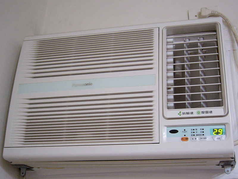 800px-Panasonic_aircon_CW-A56S2.jpg