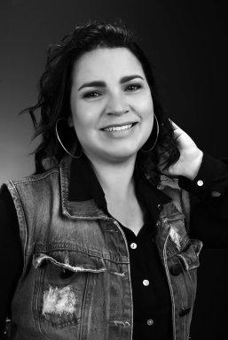Foto em preto e branco de mulher sorrindo

Descrição gerada automaticamente