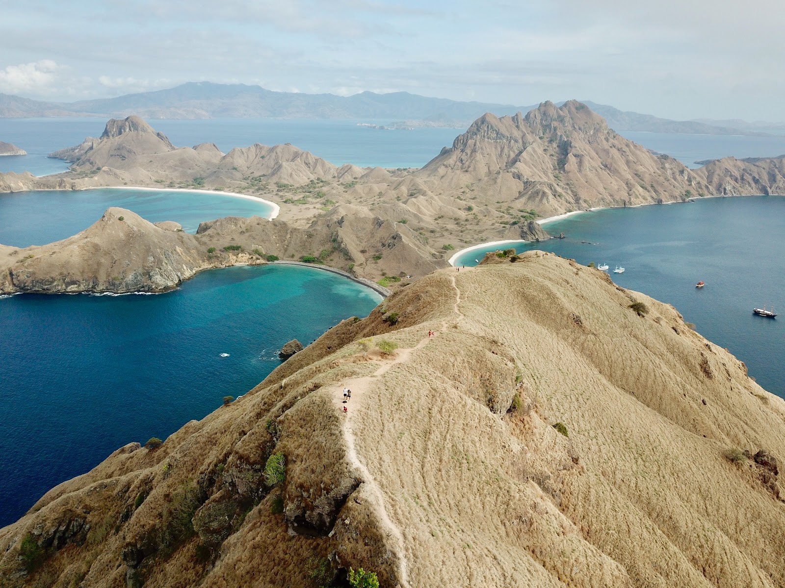 menikmati keindahan wisata taman nasional komodo dari atas