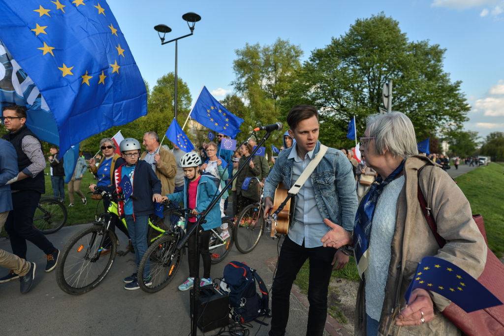 مسيرة في بولندا احتفالًا بذكرى الانضمام للاتحاد الأوروبي