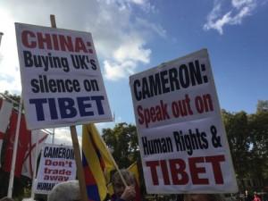支持西藏的民众高举"中国:收买英国对图博(西藏)的沉默。"(照片:苹果日报)