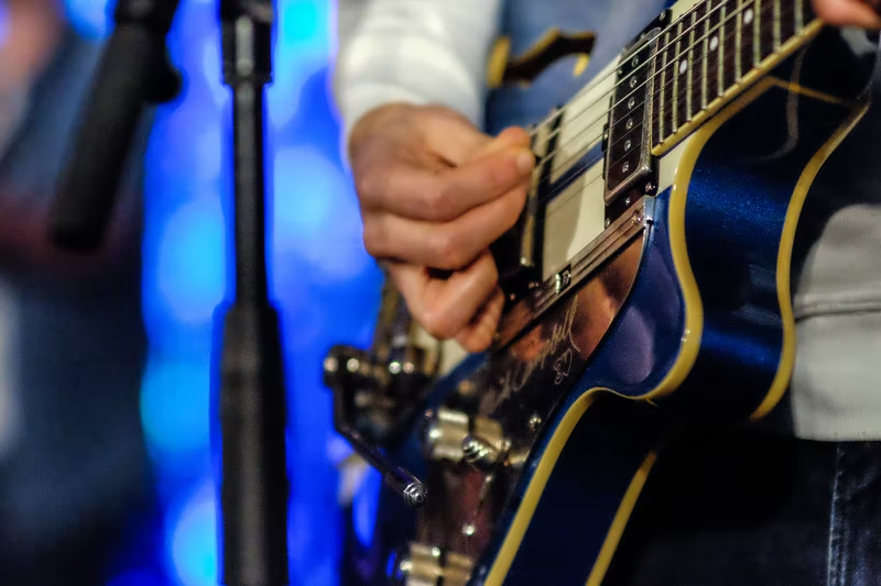 Julien Foussard joue de la guitare