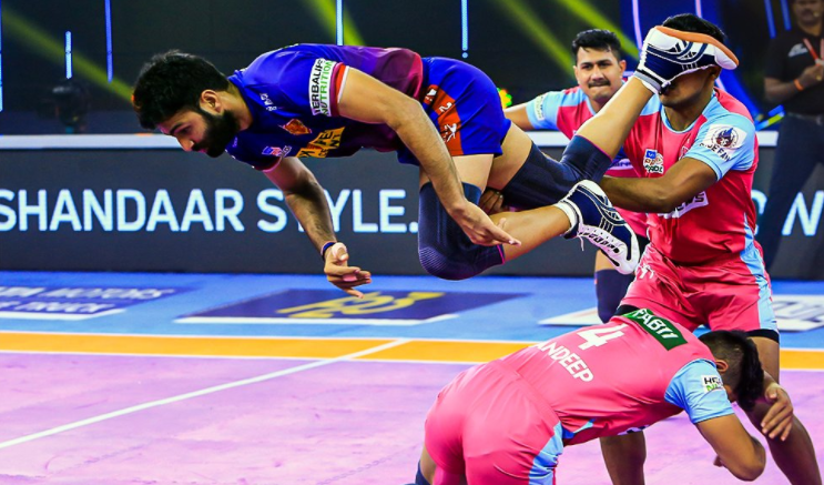 Vijay Malik attempts to jump over Sandeep Dhull against the Pink Panthers