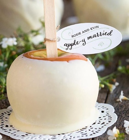 DIY dipped candy apples for wedding dessert idea