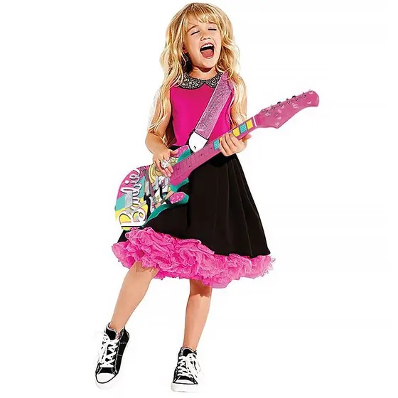 Criança tocando guitarra infantil