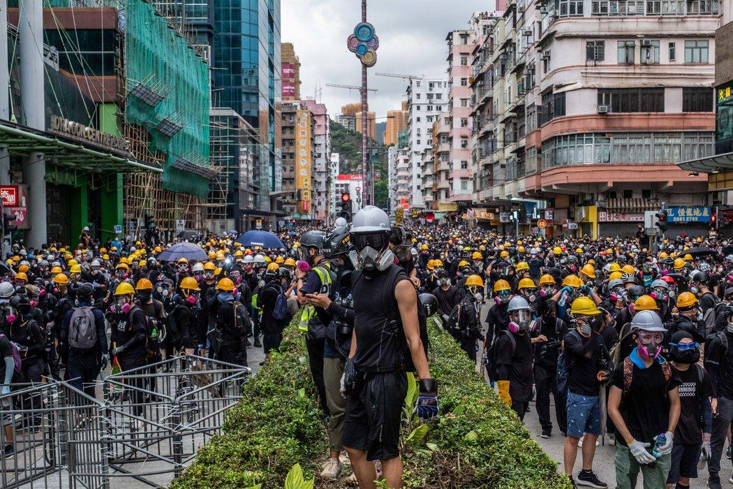 2019年8月11日，香港深水埗警署外的抗议者。