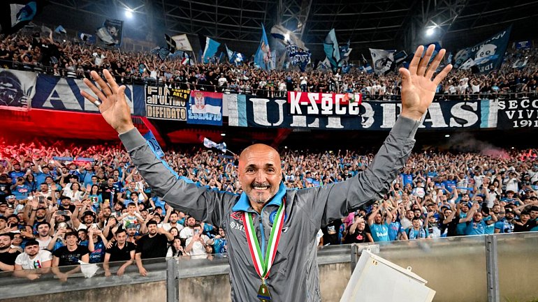 Чемпионат Италии по футболу | Спаллетти получил подарок в честь ухода из  «Наполи». Его преподнесли фанаты, требовавшие отставки Лучано.