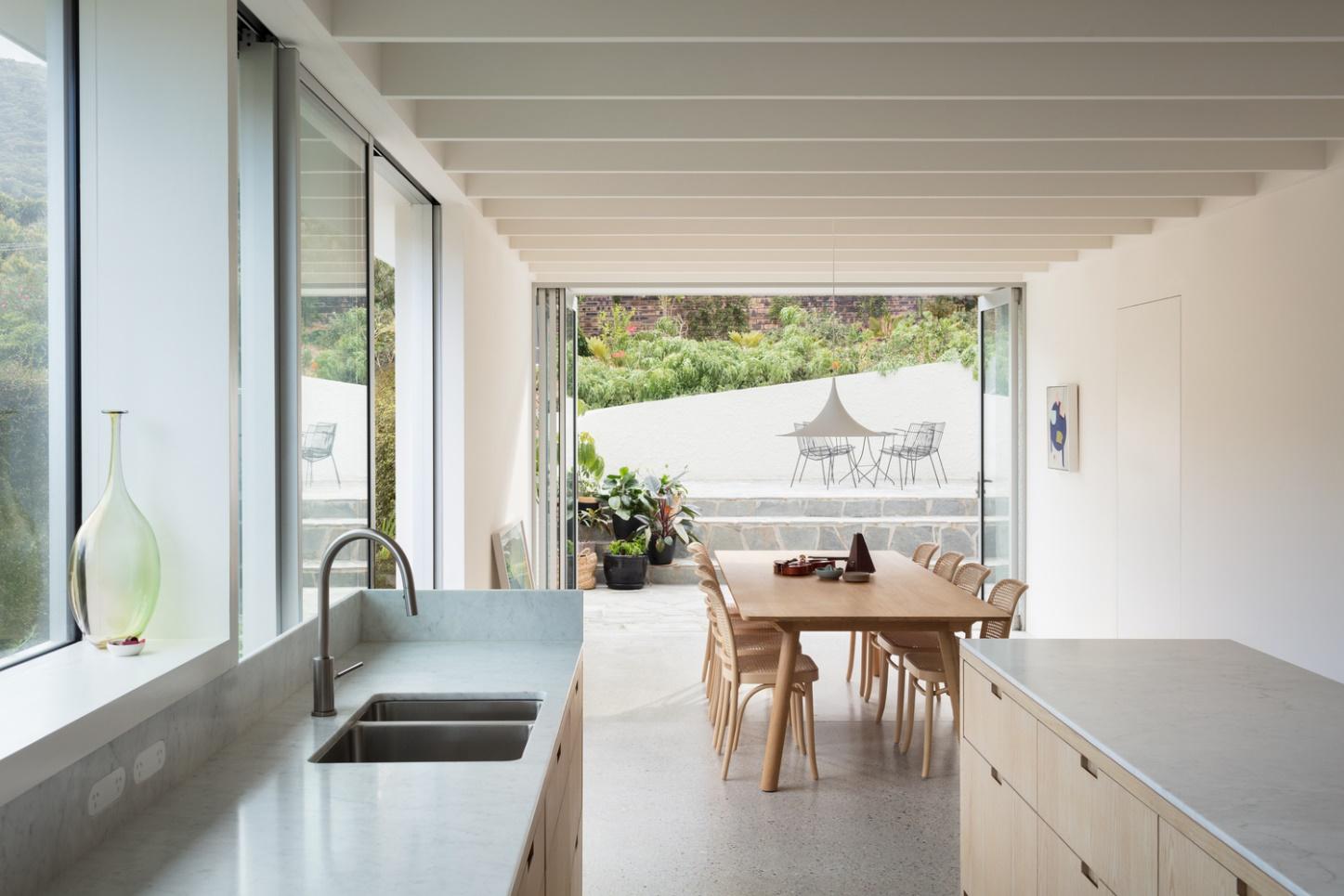Kleines Haus im weißen minimalistischen Stil mit Panoramafenstern