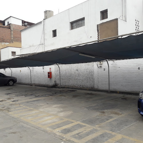 Playa De Estacionamiento La 32 - Lima
