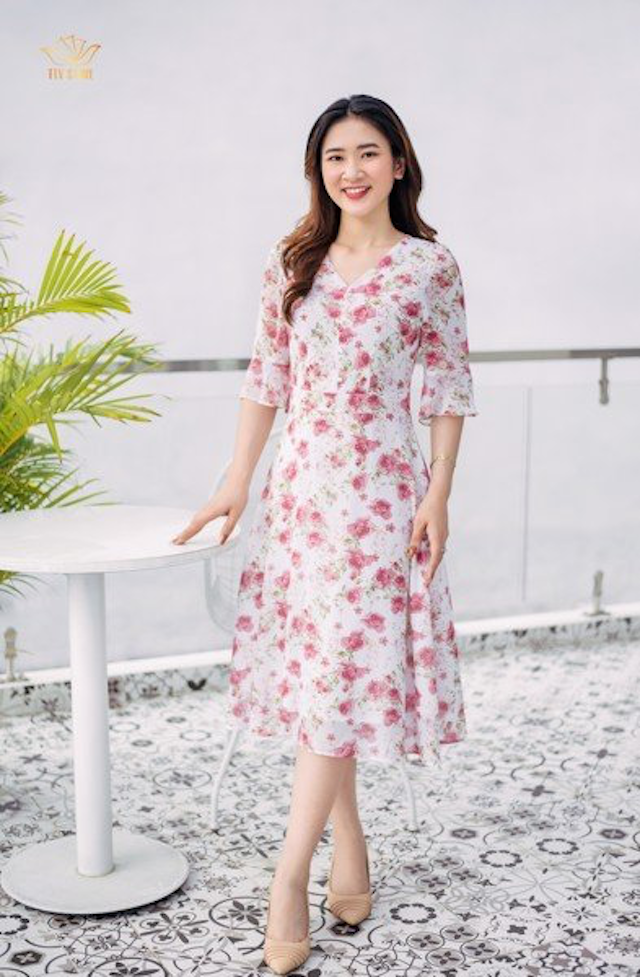 Đầm xòe họa tiết cổ V có tone màu hồng trắng