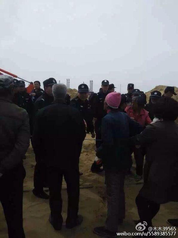 内蒙村民维权遭300警察镇压