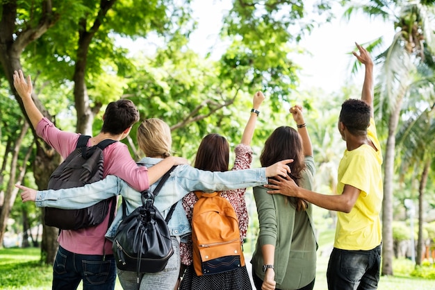 Jovens amigos no parque