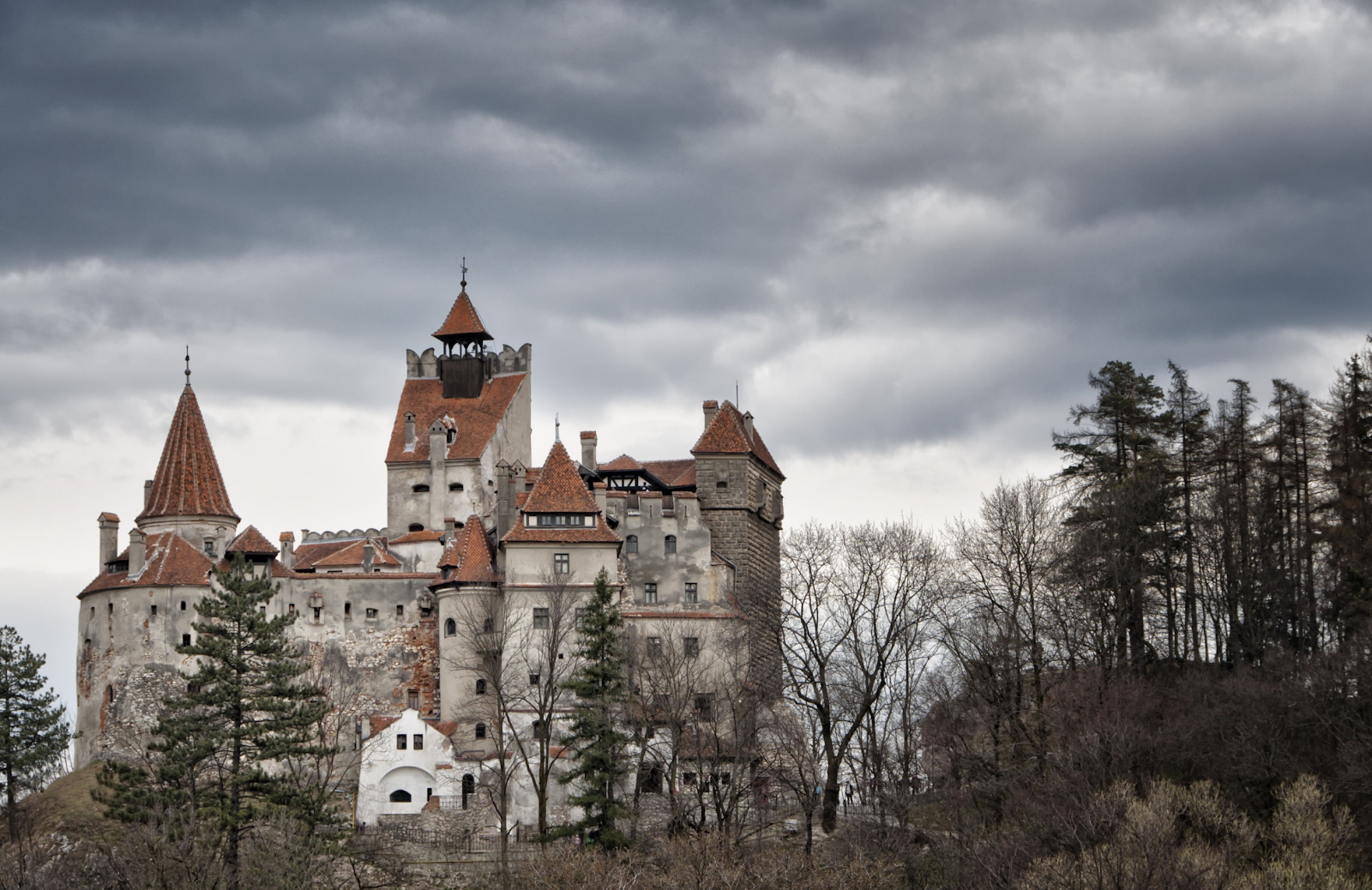 Ghé thăm lâu đài của bá tước Dracula khét tiếng: U ám và tĩnh mịch đến sởn tóc gáy nhưng liệu có đẫm máu như lời đồn? - Ảnh 2.