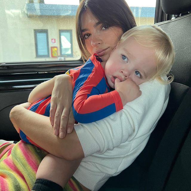 Liburan Ke Ibiza, Emily Ratajkowski Habiskan 36 Jam Bersama Putri Kecilnya