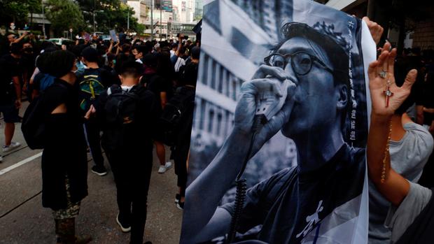 2019年10月9日,在香港,有声援本土民主前线前发言人梁天琦的市民,带同横额到法院外。(路透社)