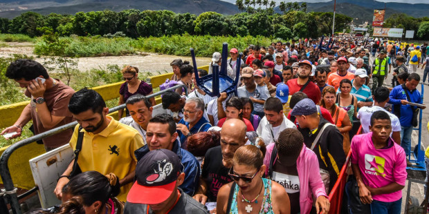 Hàng ngàn người Venezuela đi bộ sang Colombia mỗi ngày để dùng bữa ăn miễn phí