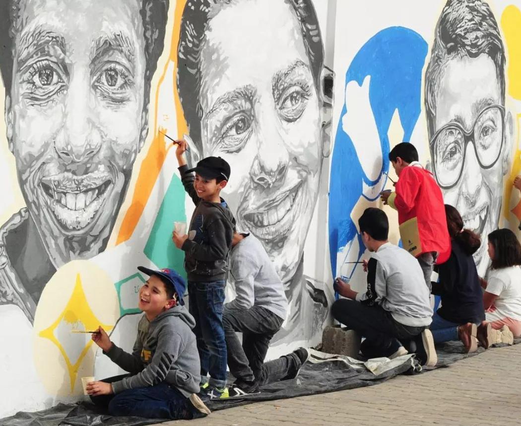 L&#39;artiste espagnole Caterina Tur s&#39;allie avec des enfants d&#39;Essaouira pour  finaliser la fresque «Les Sourires de Mogador»