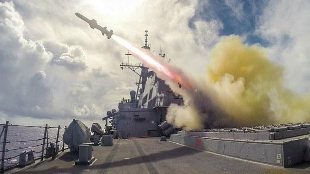 美國於周一(26日)就「魚叉飛彈海岸防衛系統」對台軍售案知會國會,距離上一次宣布對台軍售不足一周。圖為美軍於2015年一次軍演中發射魚叉飛彈。(AFP資料圖片)