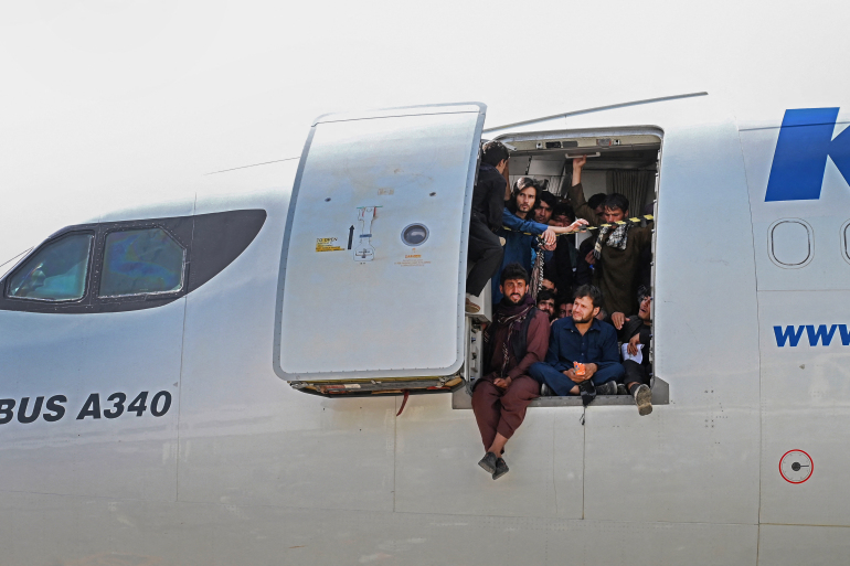 Biden defends Afghanistan pullout amid airport chaos | Taliban News | Al  Jazeera