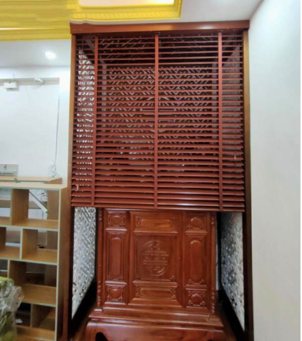 Rèm gỗ dáng ngắn che bàn thờ được khách hàng đánh giá cao và ưu tiên lựa chọn