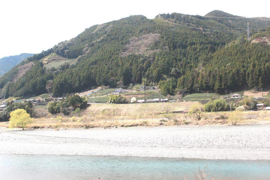 山と湖の風景  自動的に生成された説明