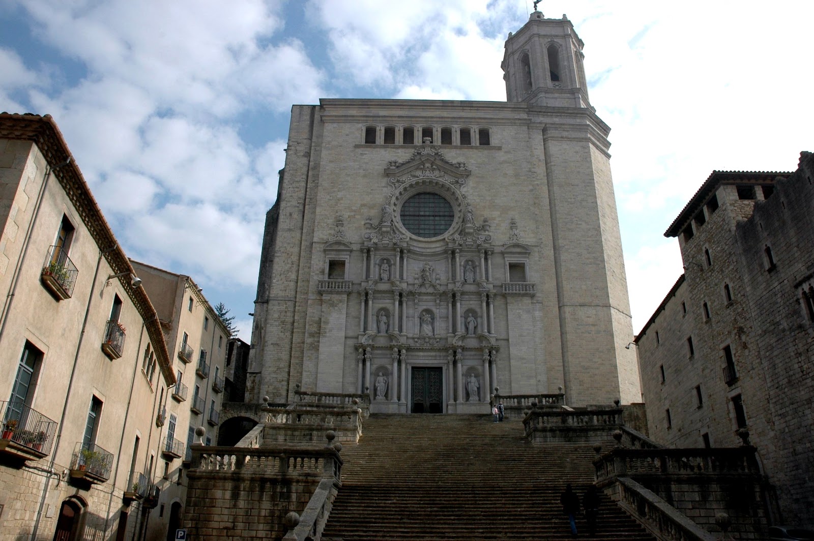 Catedral_de_Girona_-_Escalinates.JPG