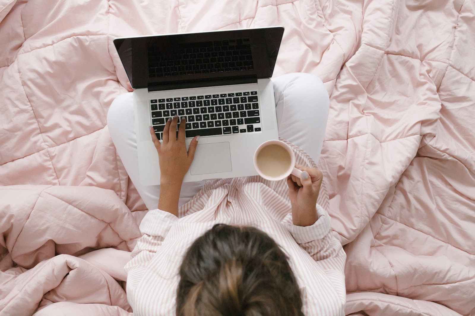 Need to work from home and thinking about freelancing online? Here are 5 simple steps you can take to start a freelancing side-hustle online!