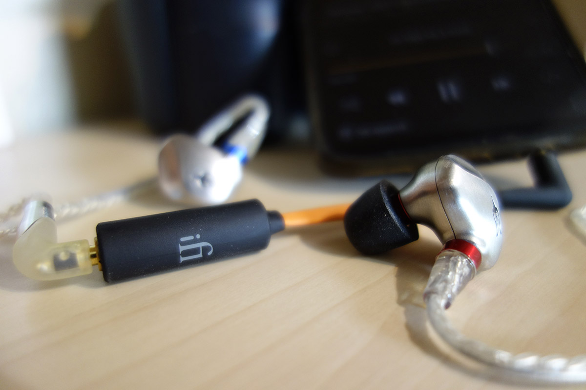 iFi Audio Ear Buddy avec des intras Meze