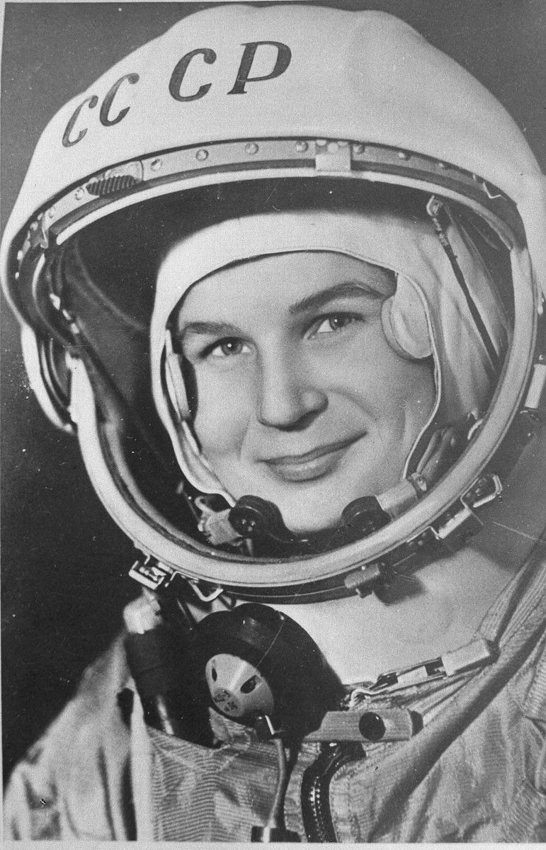 Valentina Tereshkova, foto em preto e branco, a mulher está vestindo uma roupa de astronauta para sua primeira missão. 