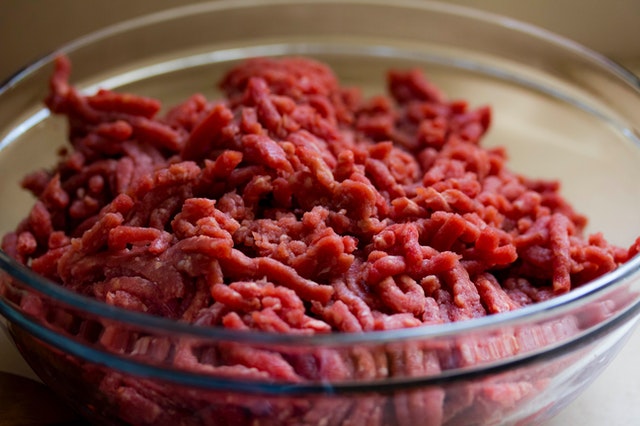 how much a nutrient and calories in ground beef