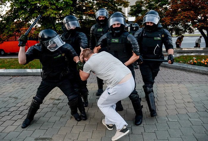 Співробітники поліції затримують демонстрантів під час акції протесту
