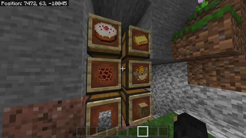using a cake in an item frame to help mark which chest is full of food.