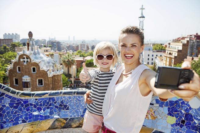 Una madre y su hija tomándose una foto en el Parque Güell de Barcelona