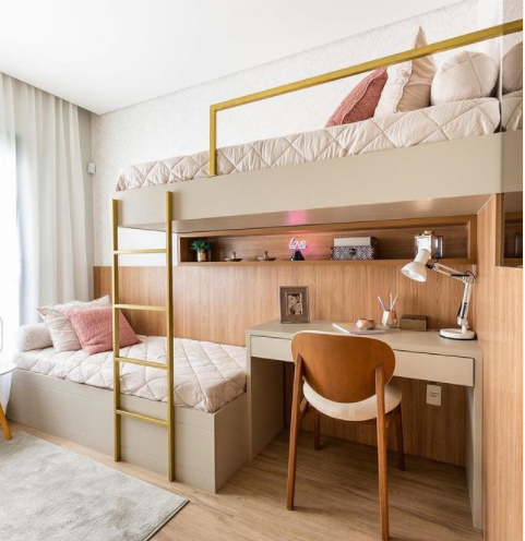modelo de cama dupla desalinhada com espaço para escrivaninha, cores claros em tons nude e cor-de-rosa.