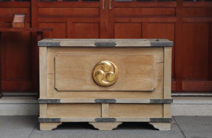 Saisen-bako coin box