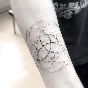 ลายสักเส้นสวยขาวดำ