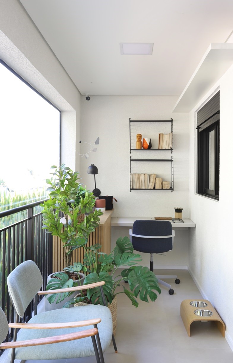 Foto do empreendimento Smart Home Nova Klabin com varanda pequena sendo usada como escritório para Home Office
