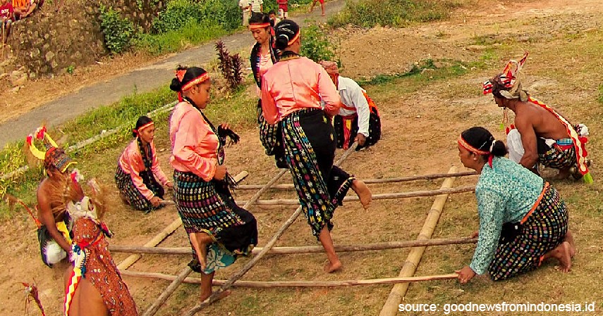 Rangku Alu - 15 Permainan Tradisional Indonesia yang Bikin Kangen Masa Kecil