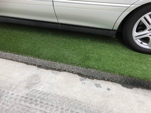 おや 人工芝に車が乗ってるぞ 駐車場 Or And パターの練習 透水性コンクリート ならどちらもゲット 水たまり対策 Drytech ドライテック 透水性舗装仕上材 生コンポータル