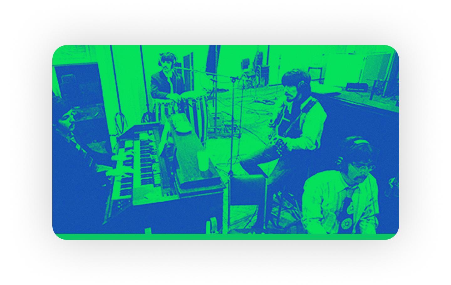 foto dos beatles em um estúdio, gravando suas primeiras músicas