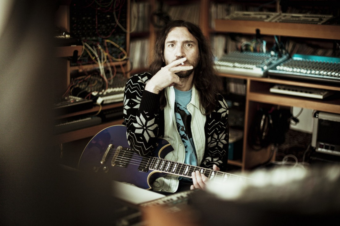 John Frusciante dévoile son nouvel album « Maya » en hommage à son chat décédé.
